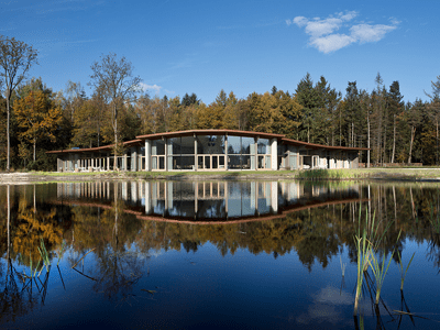 natuurbegraafplaats-schoorsveld-voorkant-gebouw